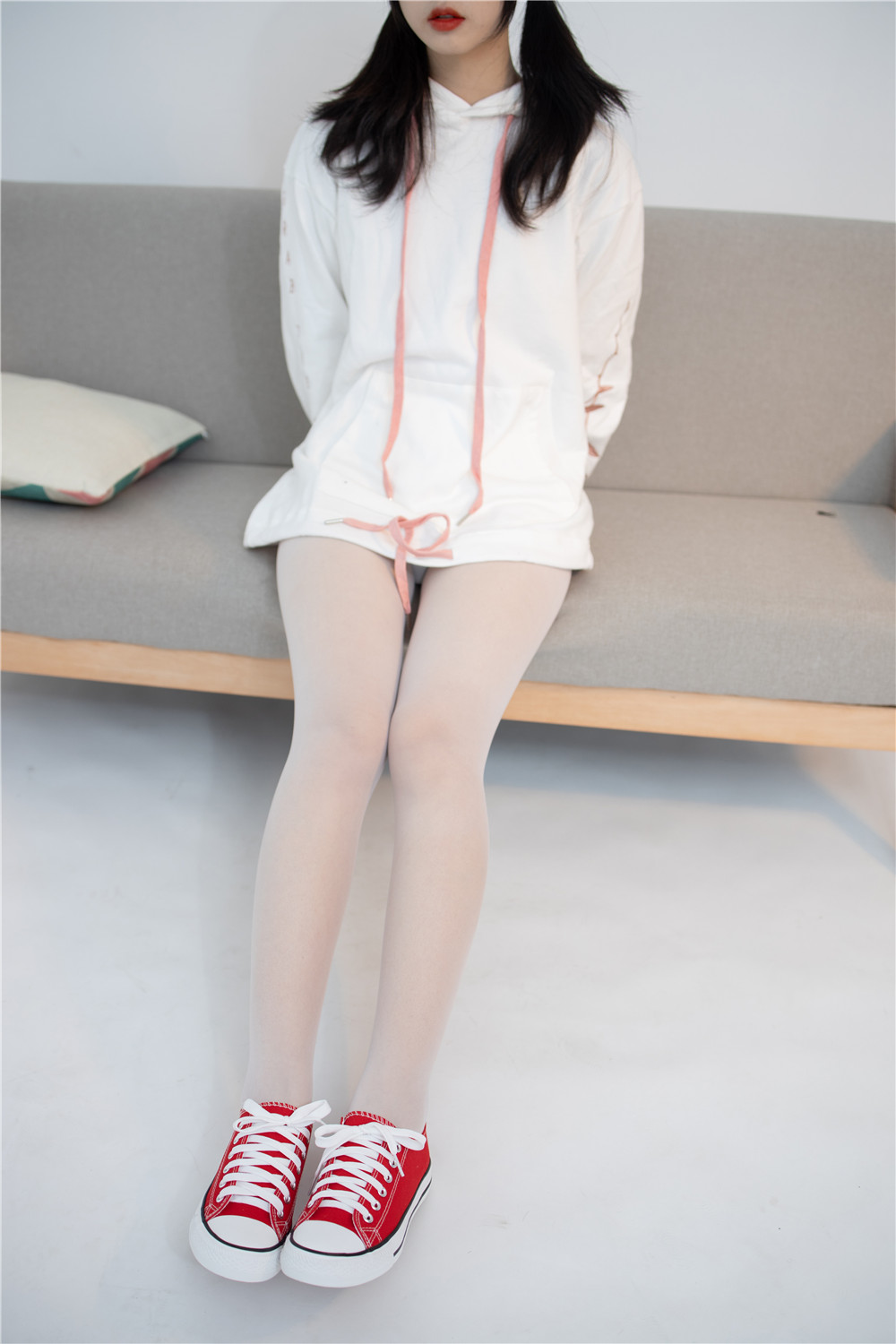 【在线看】JKFUN-040《红色帆布鞋定制》13D白丝 小夜 [50P1V05’21”]