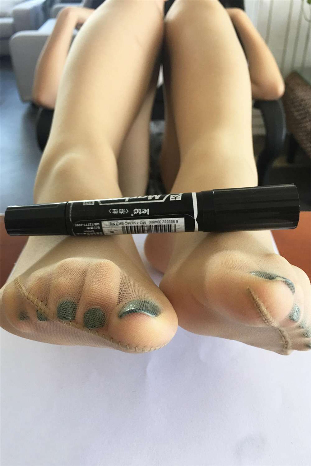 【在线看】袜小喵 KT002《玩物：马克笔》