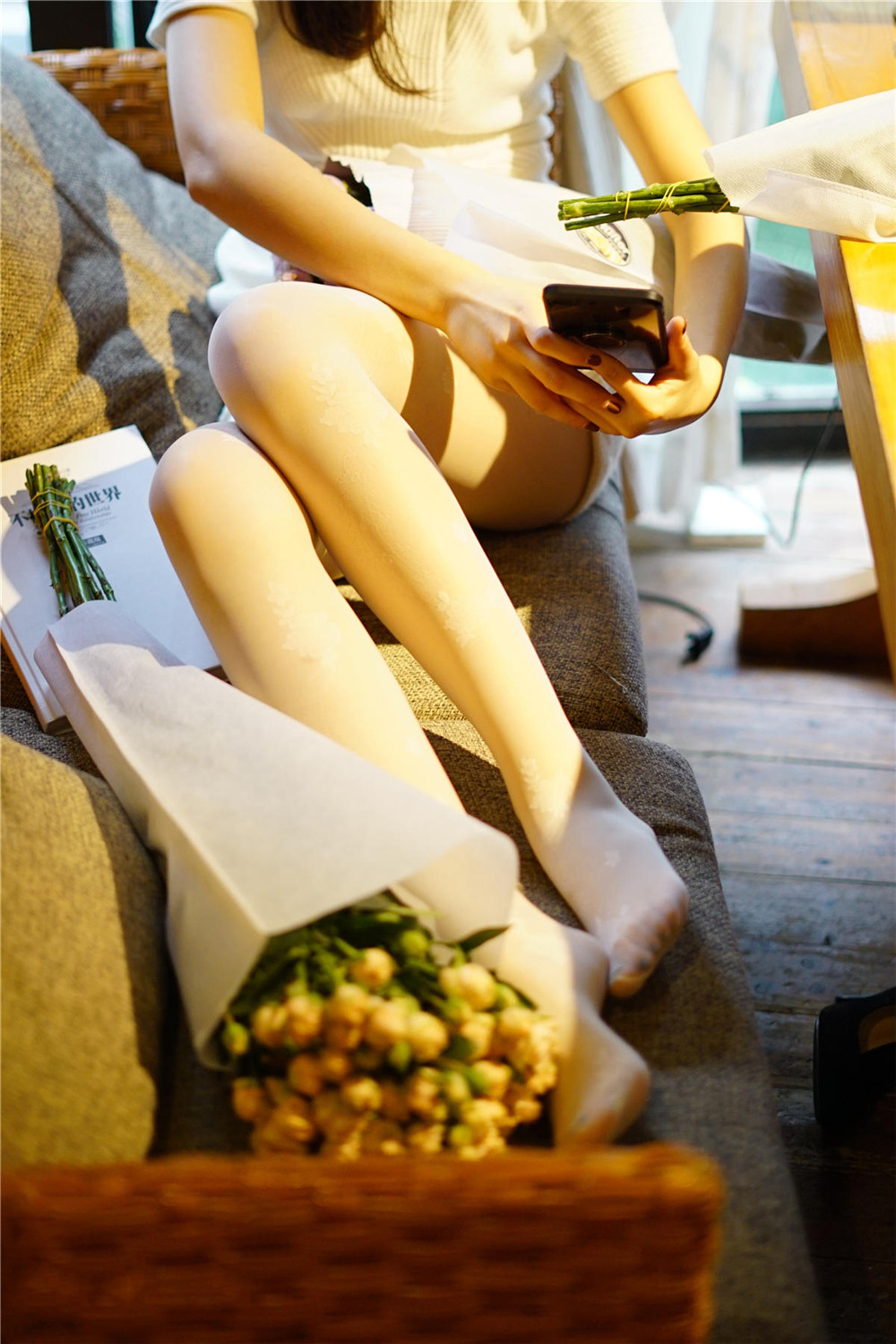 【在线看】袜小喵 KT025《被花耽误的一期》