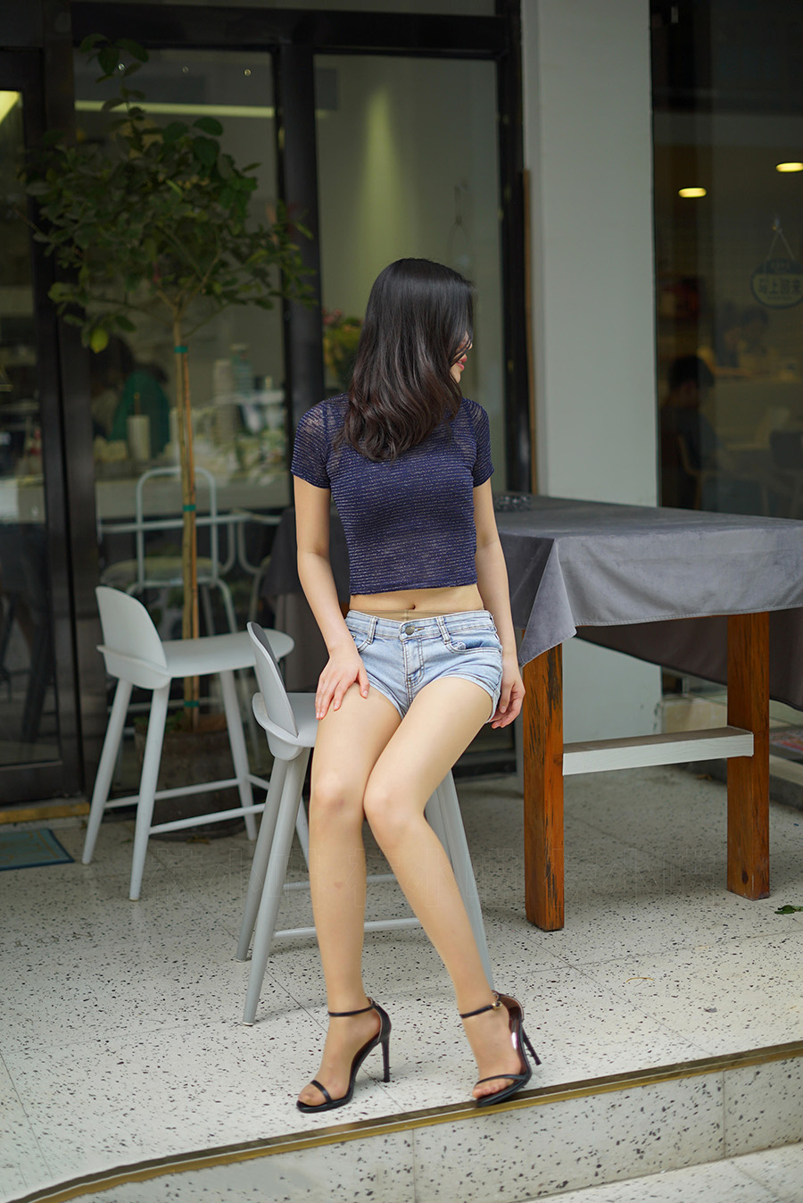 【在线看】袜小喵 KT100《热裤露脐装》